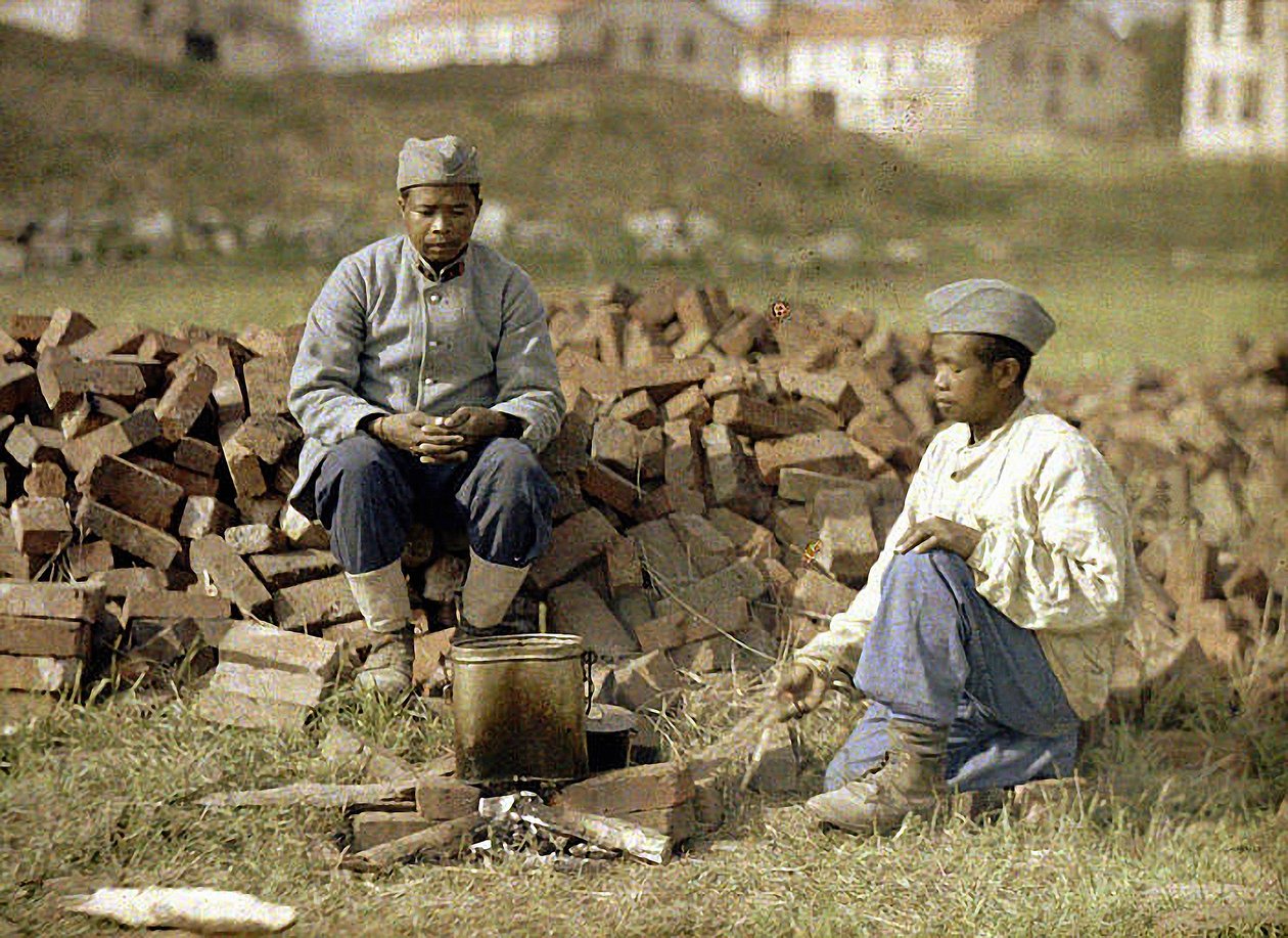 Due soldati africani che scaldano un pasto, Soissons, Aisne, Francia, 1917 da Fernand Cuville