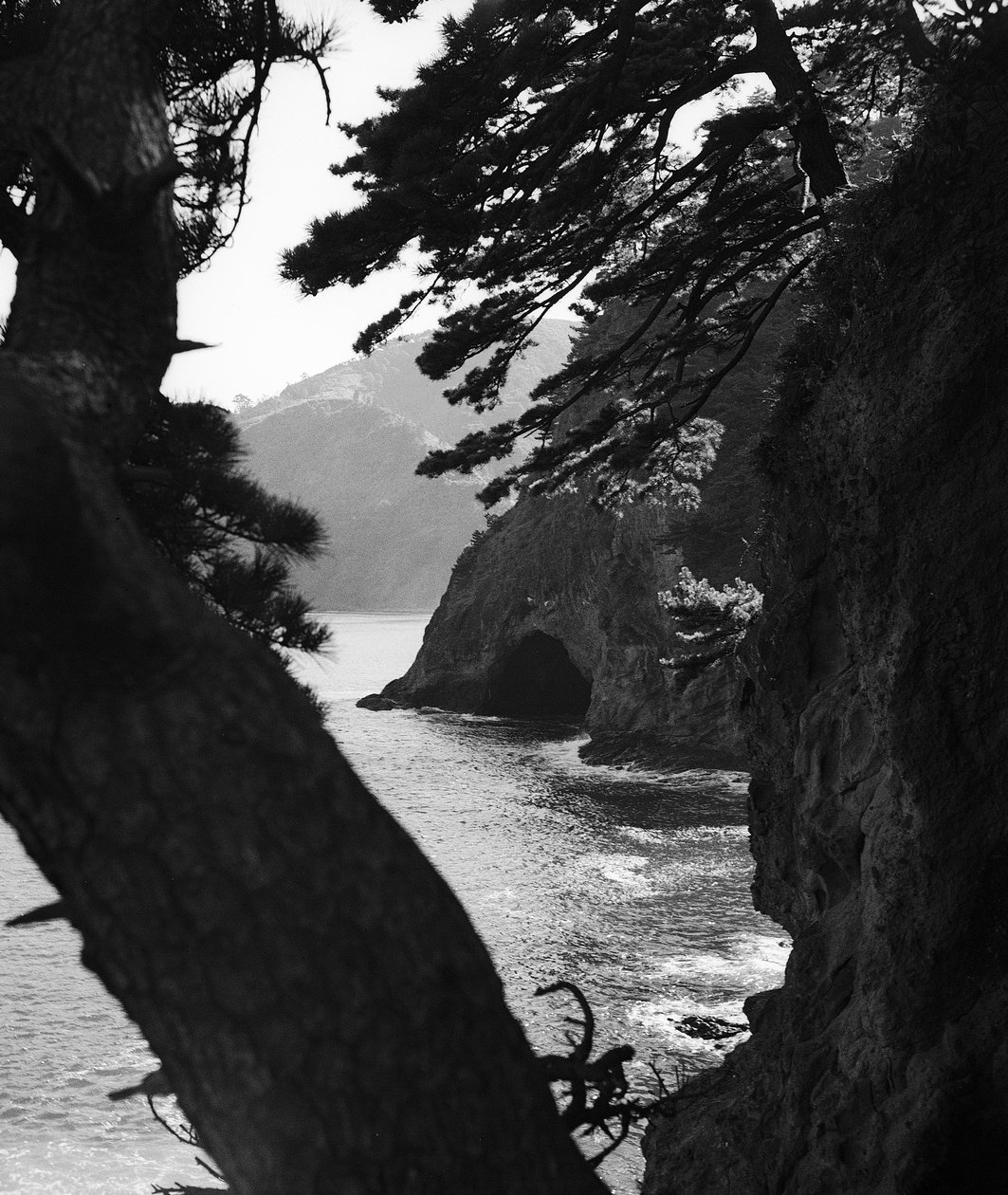 Costa giapponese sul Pacifico vicino ad Atami da Fosco Maraini