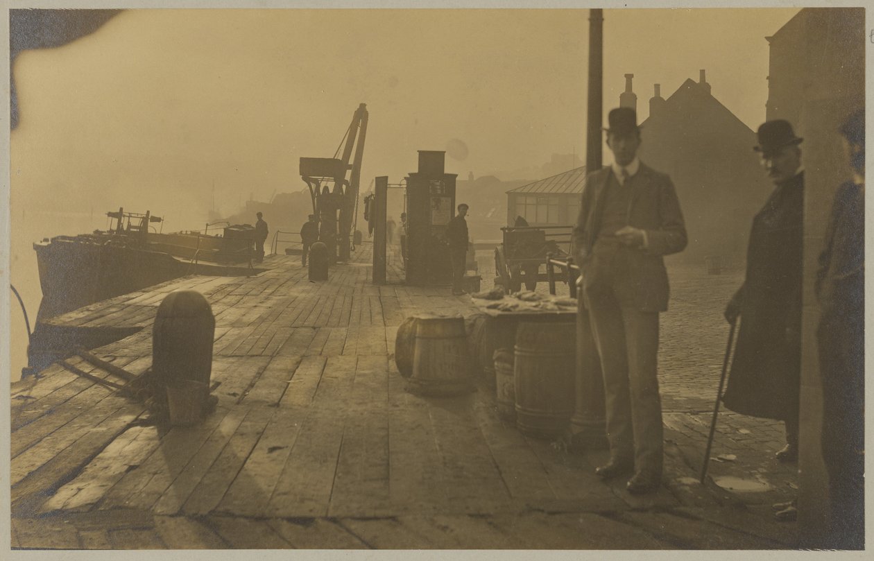 [Docks of Whitby] da Frank Meadow Sutcliffe