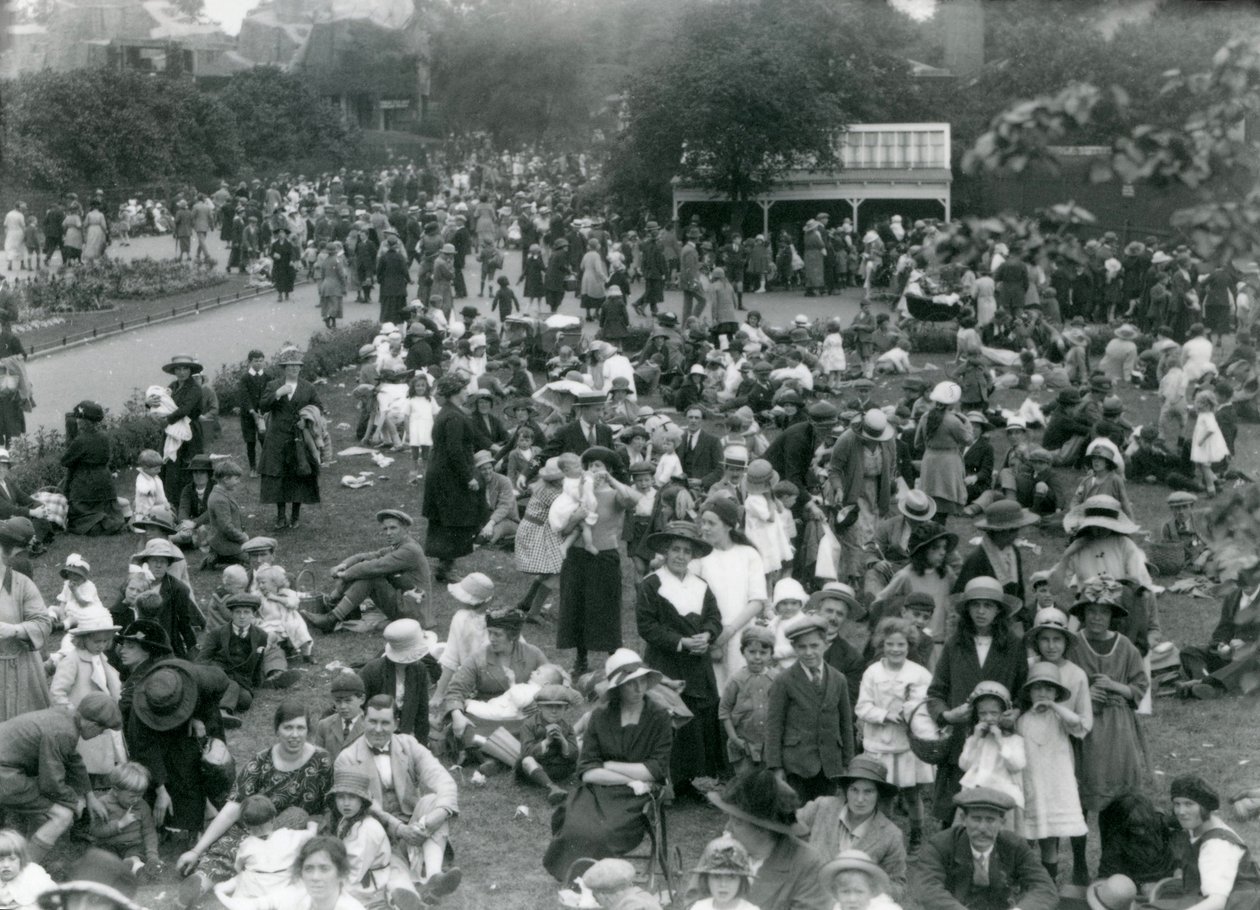 Folla di visitatori allo Zoo di Londra, festa del banco di agosto, 1922 da Frederick William Bond