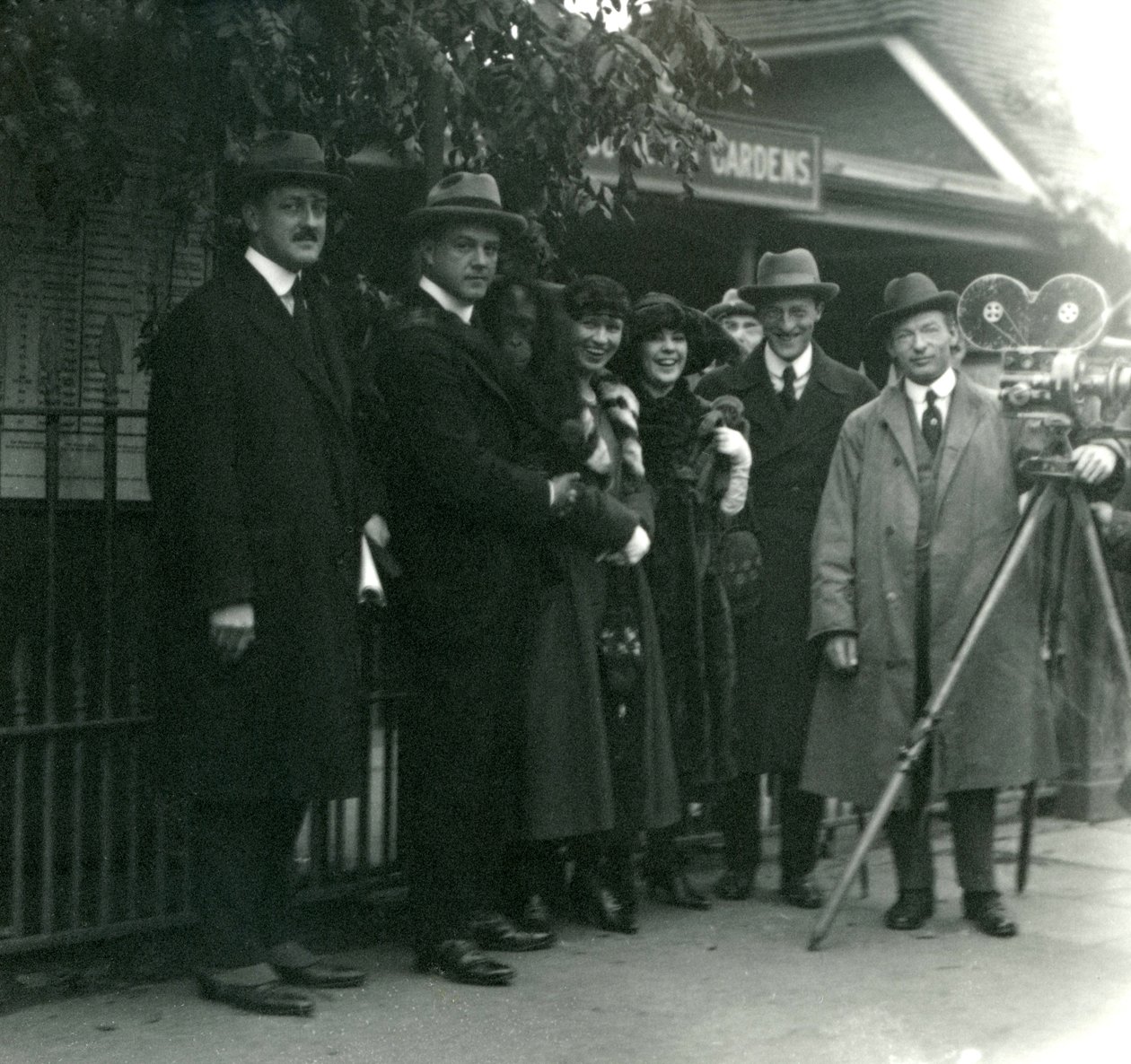 Festa di Mr e Mrs Martin Johnson allo zoo di Londra, ottobre 1920 da Frederick William Bond