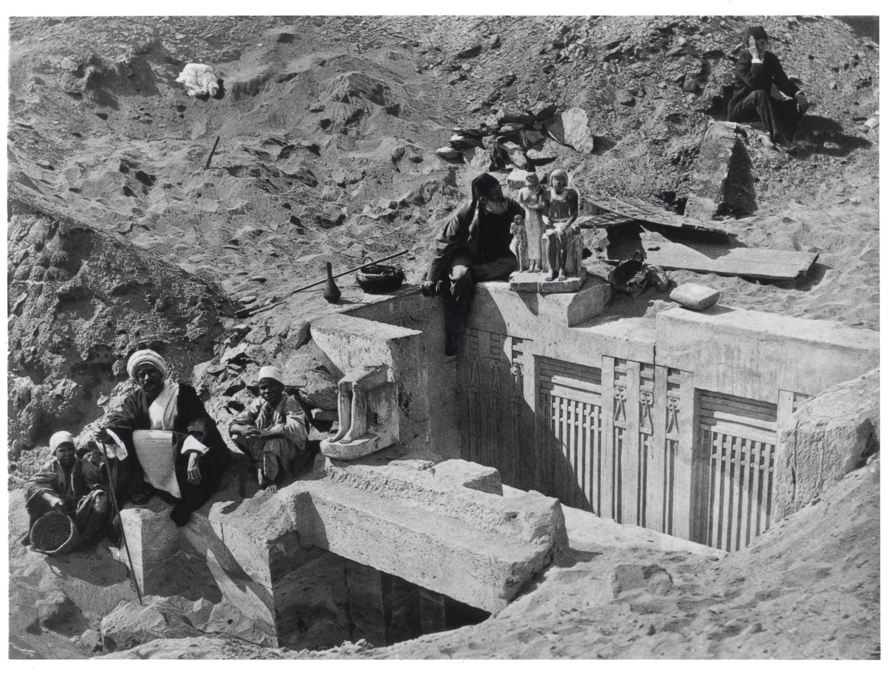 Auguste Mariette (1821-81) seduto su una mastaba durante gli scavi a Saqqara, da Voyage dans la Haute Egypte, pubblicato nel 1878 da French Photographer