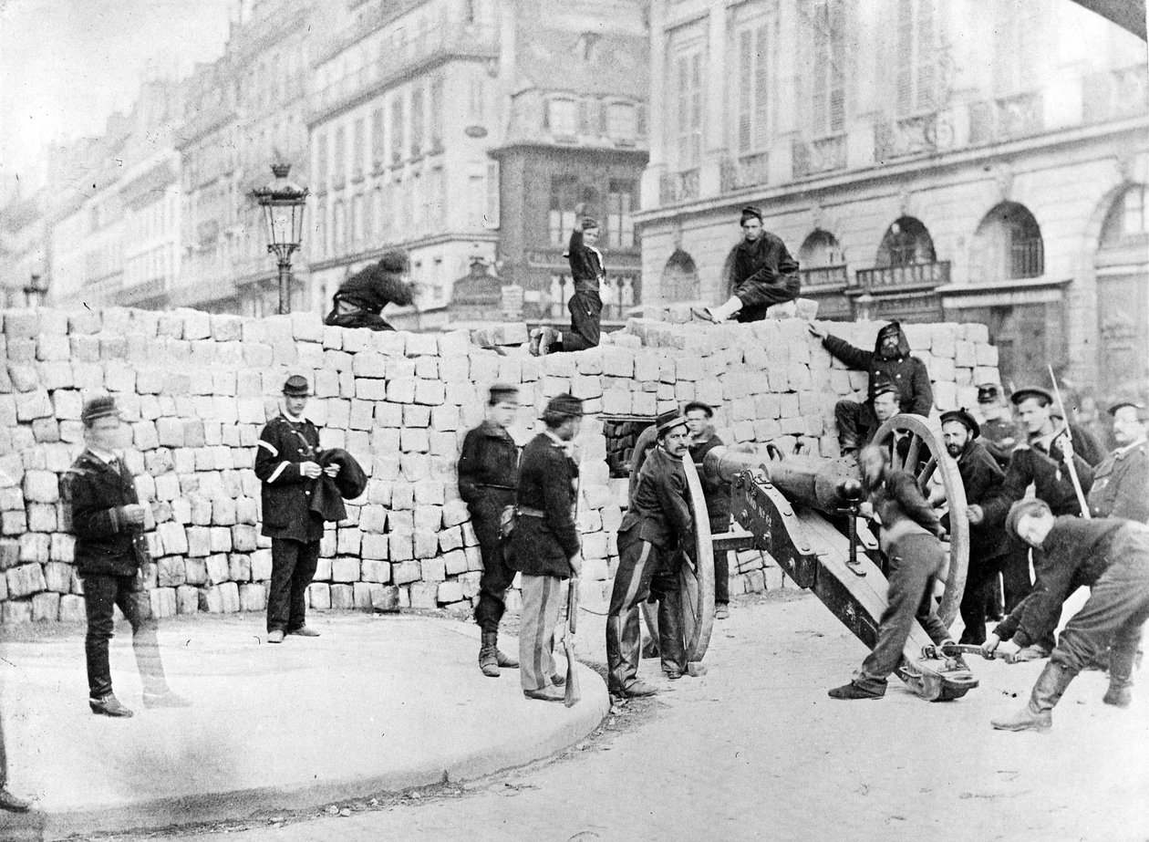 Barricata e soldati in Place Vendôme durante l