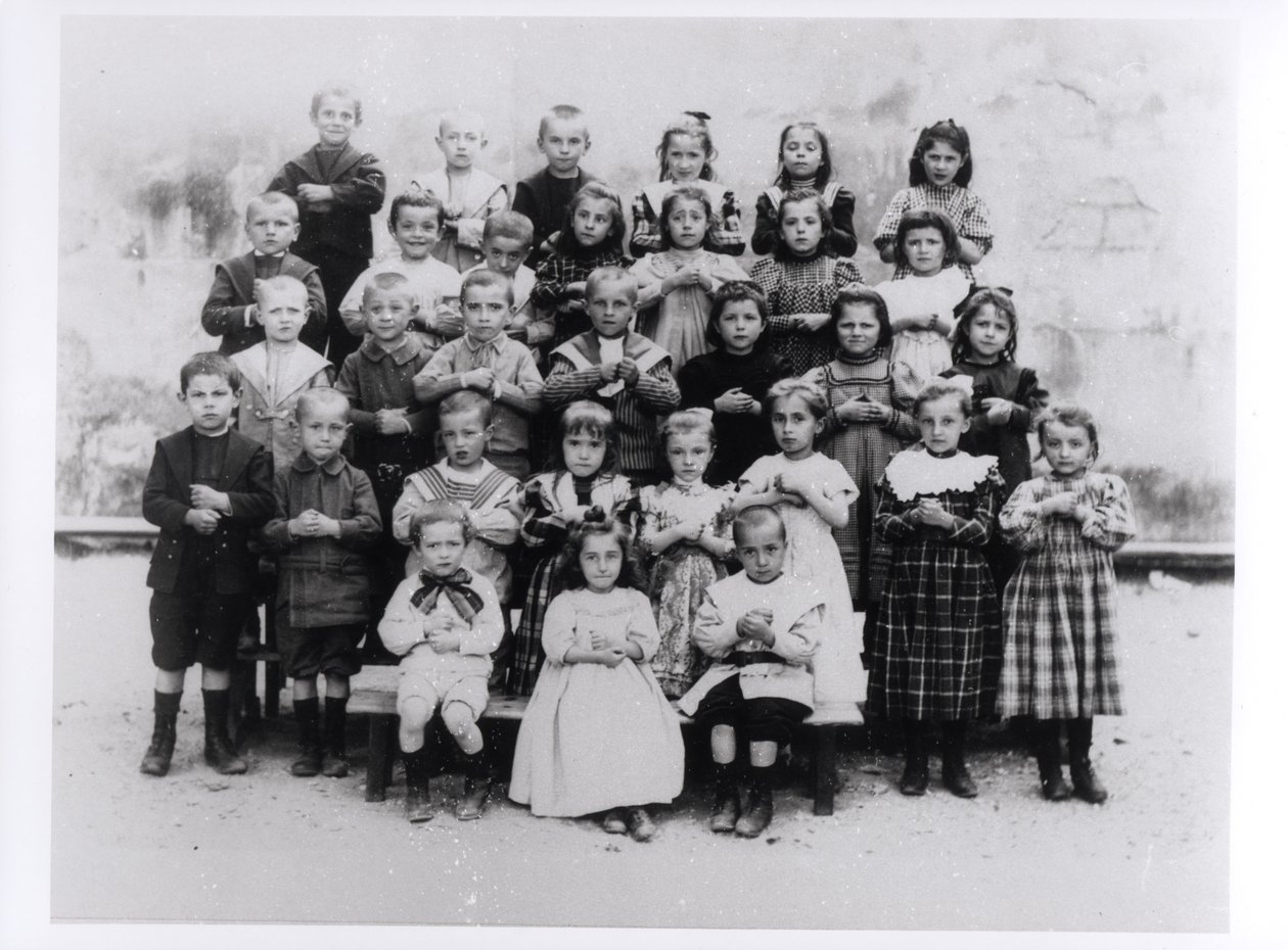 Bambini che giocano a un gioco educativo da French Photographer