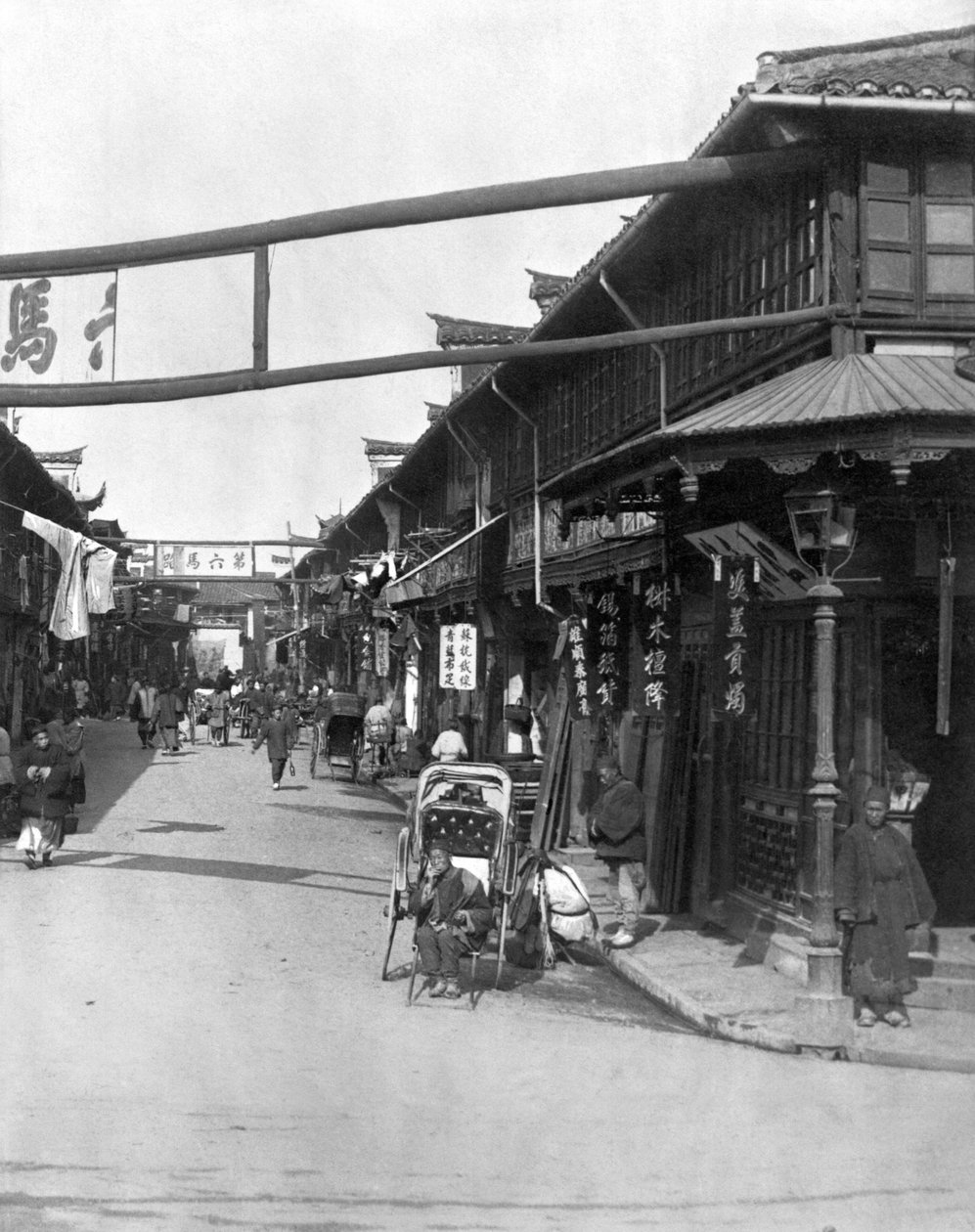 Chinatown a Shanghai, fine XIX secolo da French Photographer