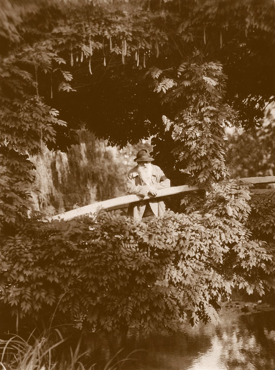 Claude Monet sul ponte giapponese nel suo giardino a Giverny, c.1920 da French Photographer