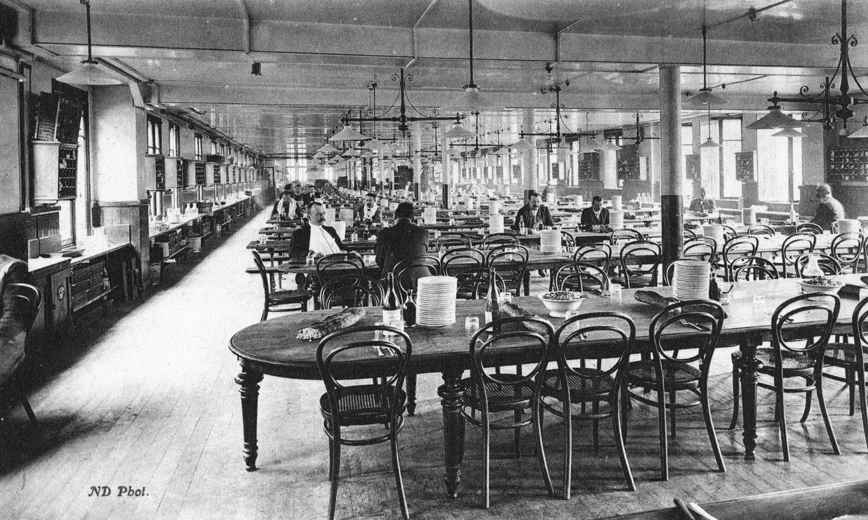 Sala da pranzo per dipendenti ai Grandi Magazzini Bon Marché, Parigi, c.1890 da French Photographer