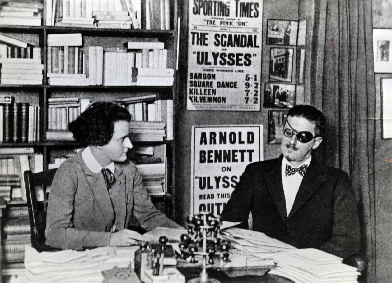Sylvia Beach e James Joyce, c.1922 da French Photographer