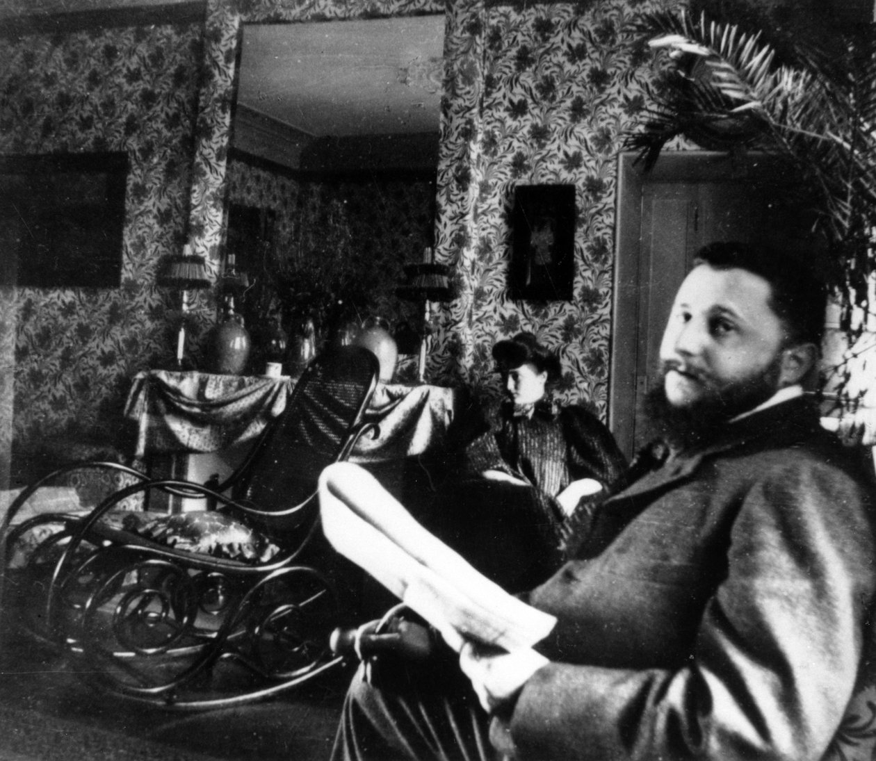 Thadée Natanson e sua moglie Misia Godebska nel salotto del loro appartamento in rue Saint-Florentin, Parigi, c. 1899 da French Photographer