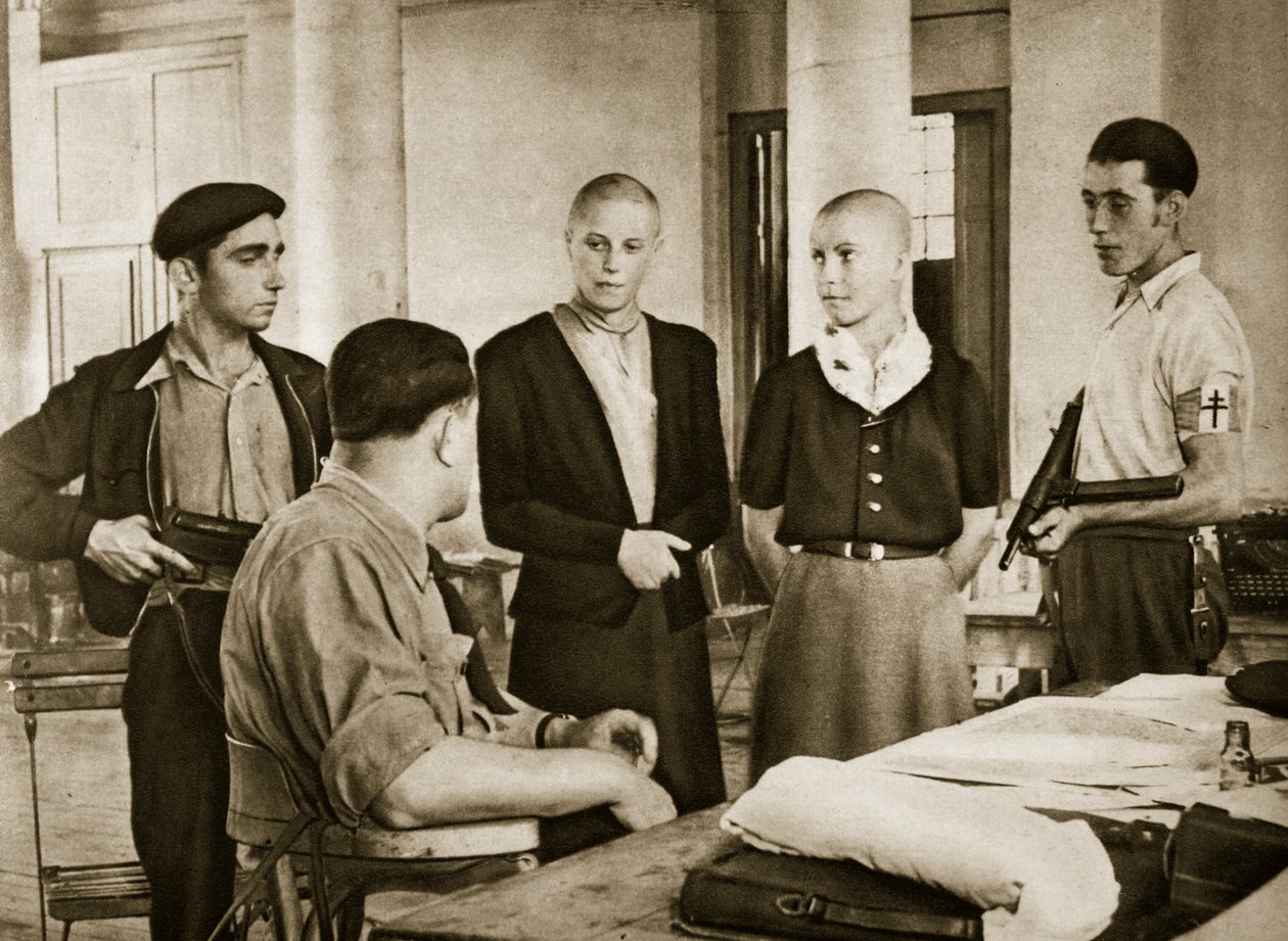 Il sindaco di una piccola città francese interroga due donne accusate di dormire con il nemico, 1944 da French Photographer