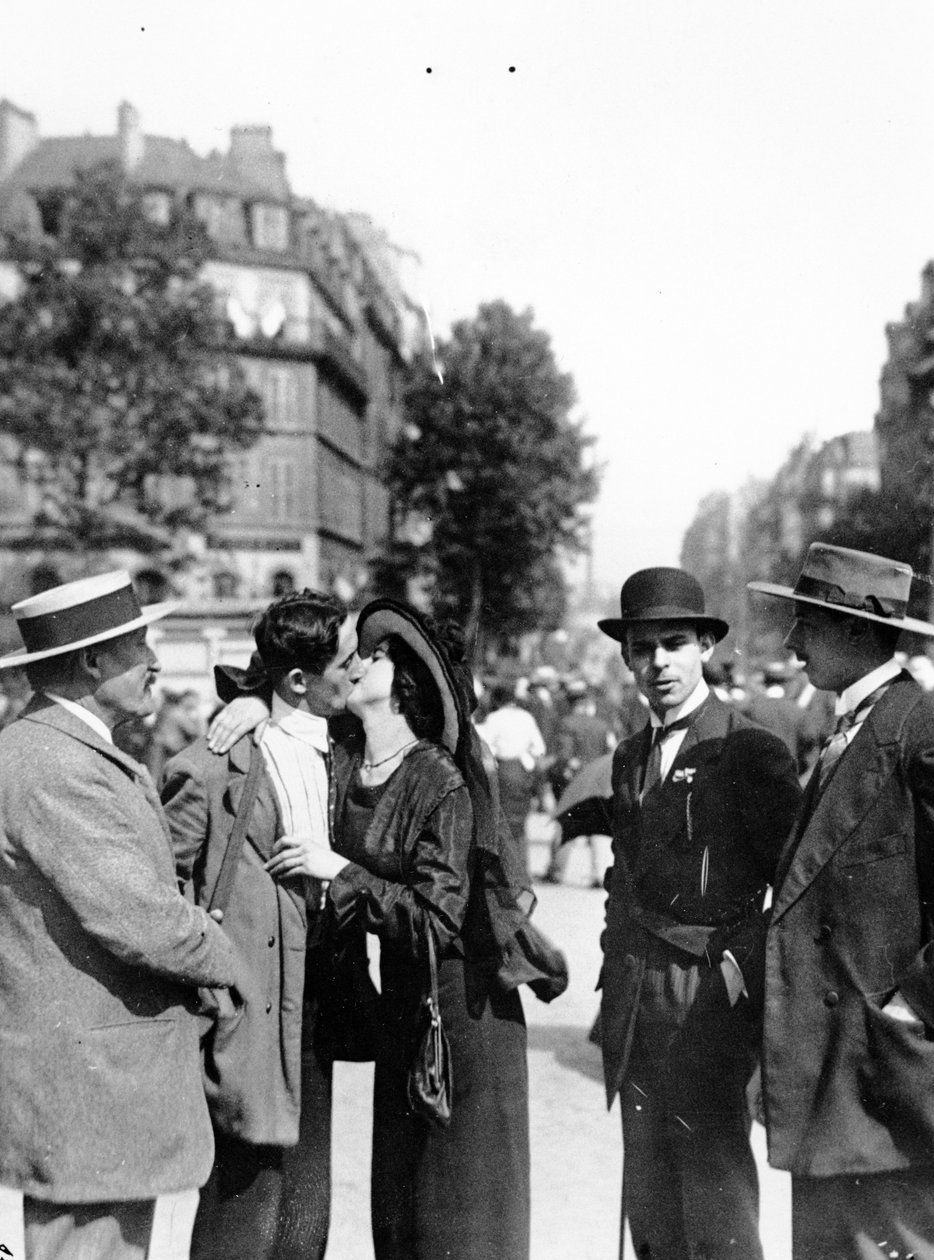 Gli ultimi baci alla Gare de Lyon, Parigi, prima di partire per la guerra, 10-20 agosto 1914 da French Photographer