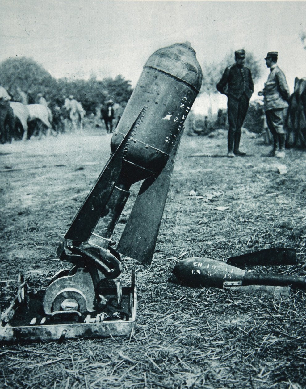 Usato alternativamente con bombe: un siluro aereo in un mortaio da trincea da French Photographer