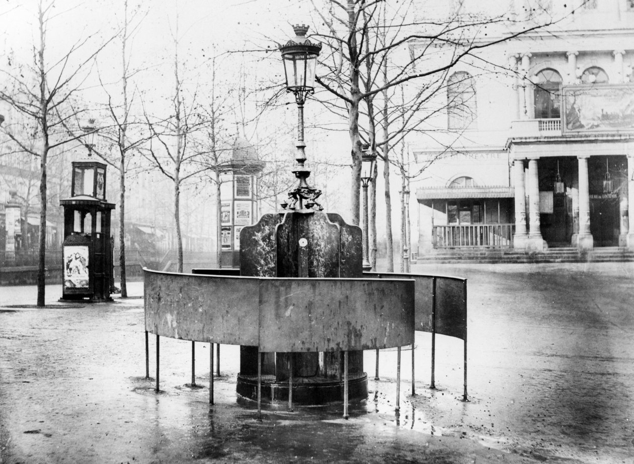 Vespasienne (orinatoio pubblico) sui Grands Boulevards, Parigi, c.1900 da French Photographer