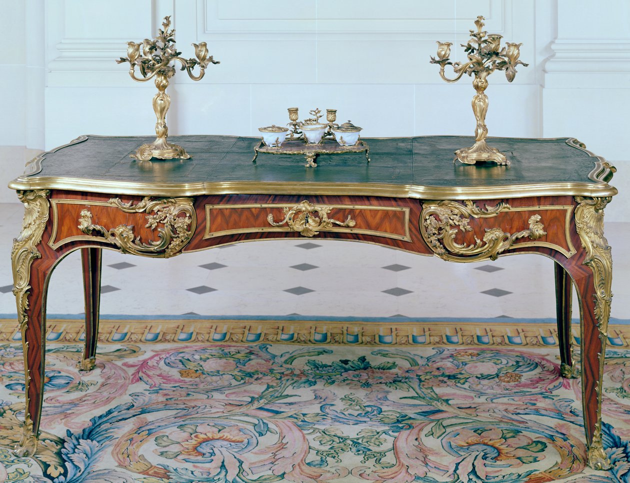 Bureau-plat di Luigi XV, candelabri in bronzo dorato e calamaio, fine XVIII secolo da French School