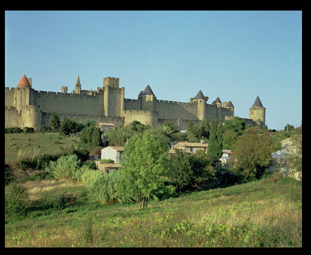 Veduta delle mura della città da French School