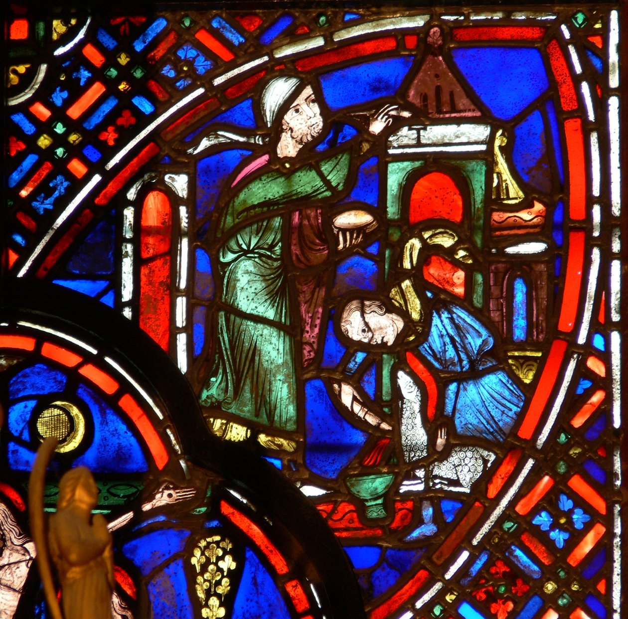 Finestra w0 raffigurante il segno della Pasqua Tau da French School