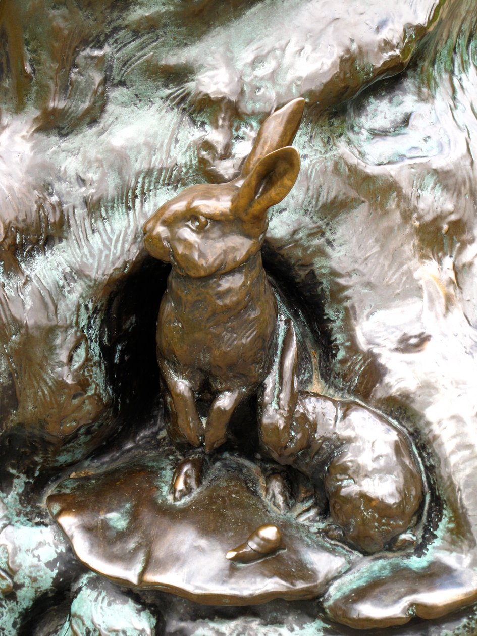 Conigli, dettaglio dalla statua di Peter Pan, 1912 da George James Frampton