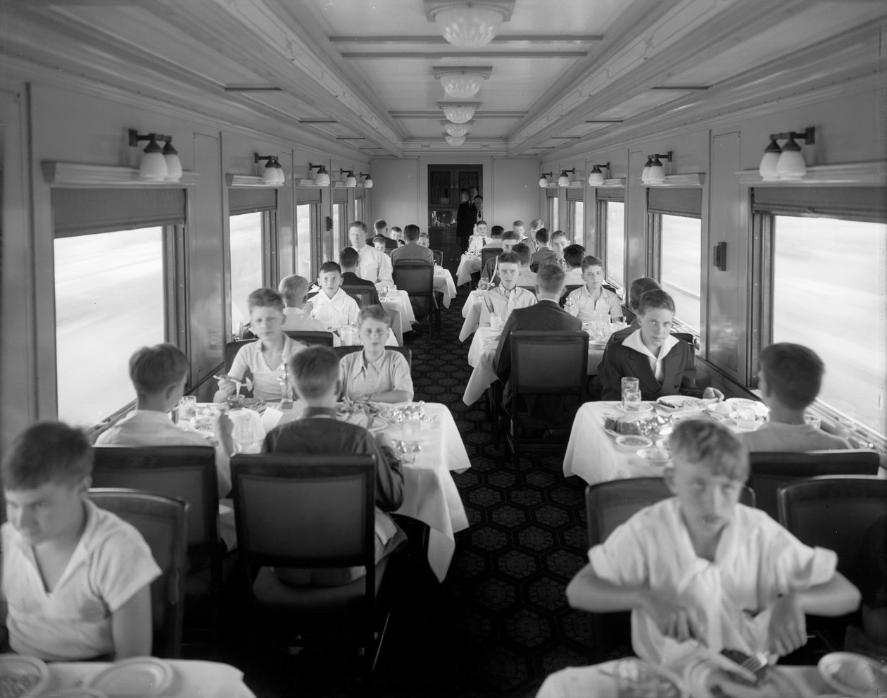 Interno della carrozza ristorante DundRGW, c.1927 da George Lytle Beam