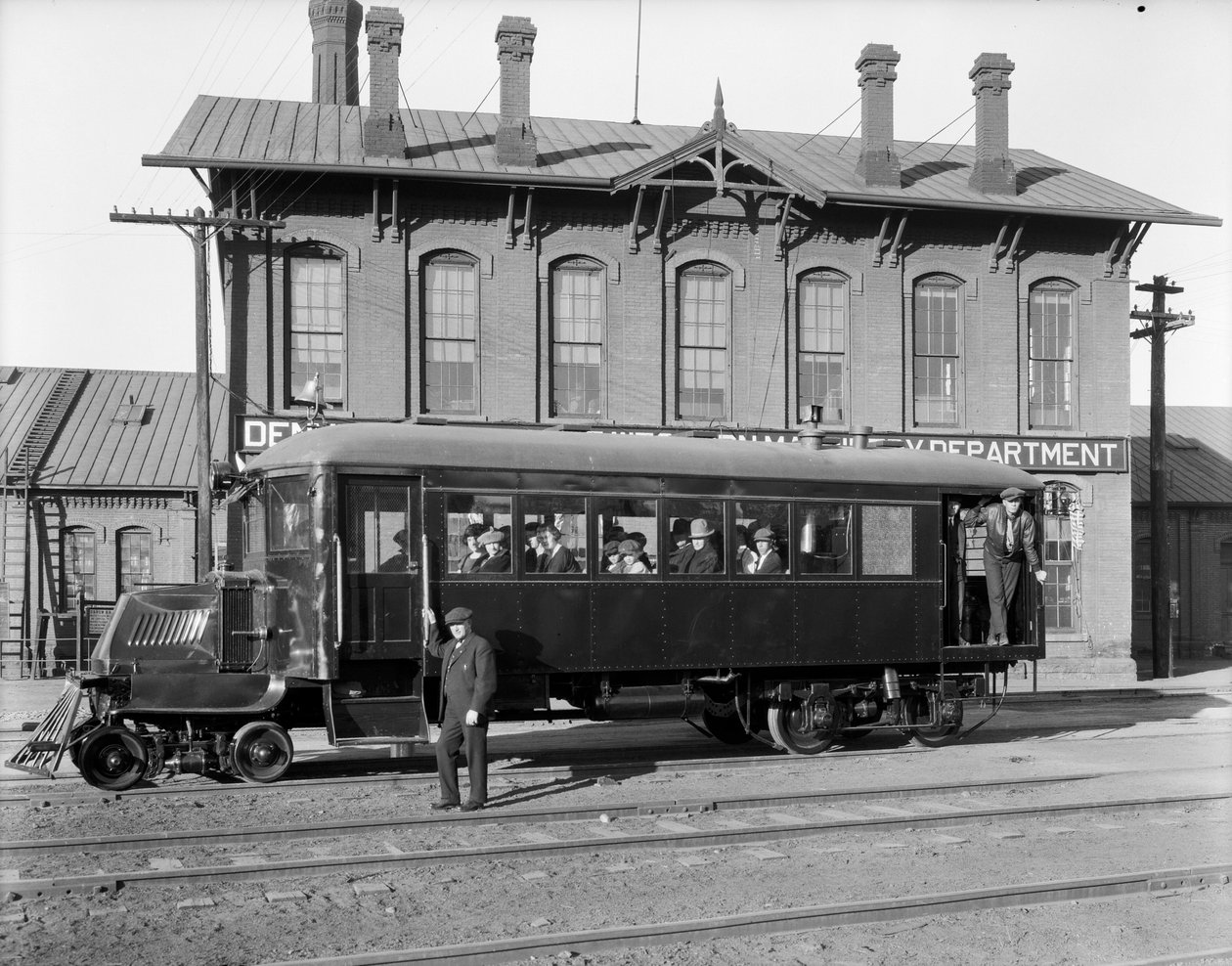 Mack railbus in prova ai DundRGW Burnham Shops, 1926 da George Lytle Beam