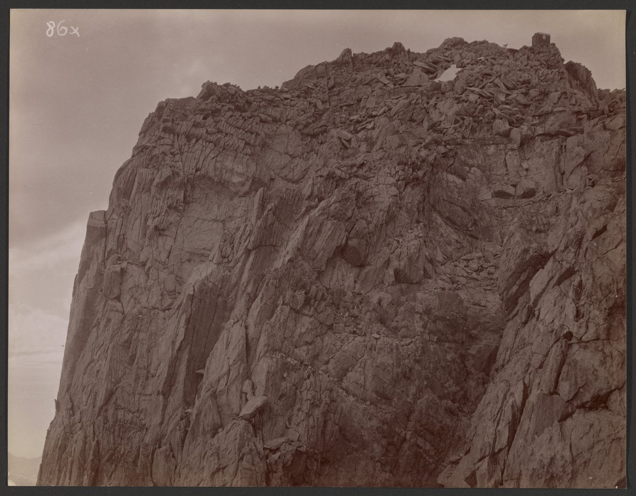 [Cima di montagna con capannone] da George Davidson