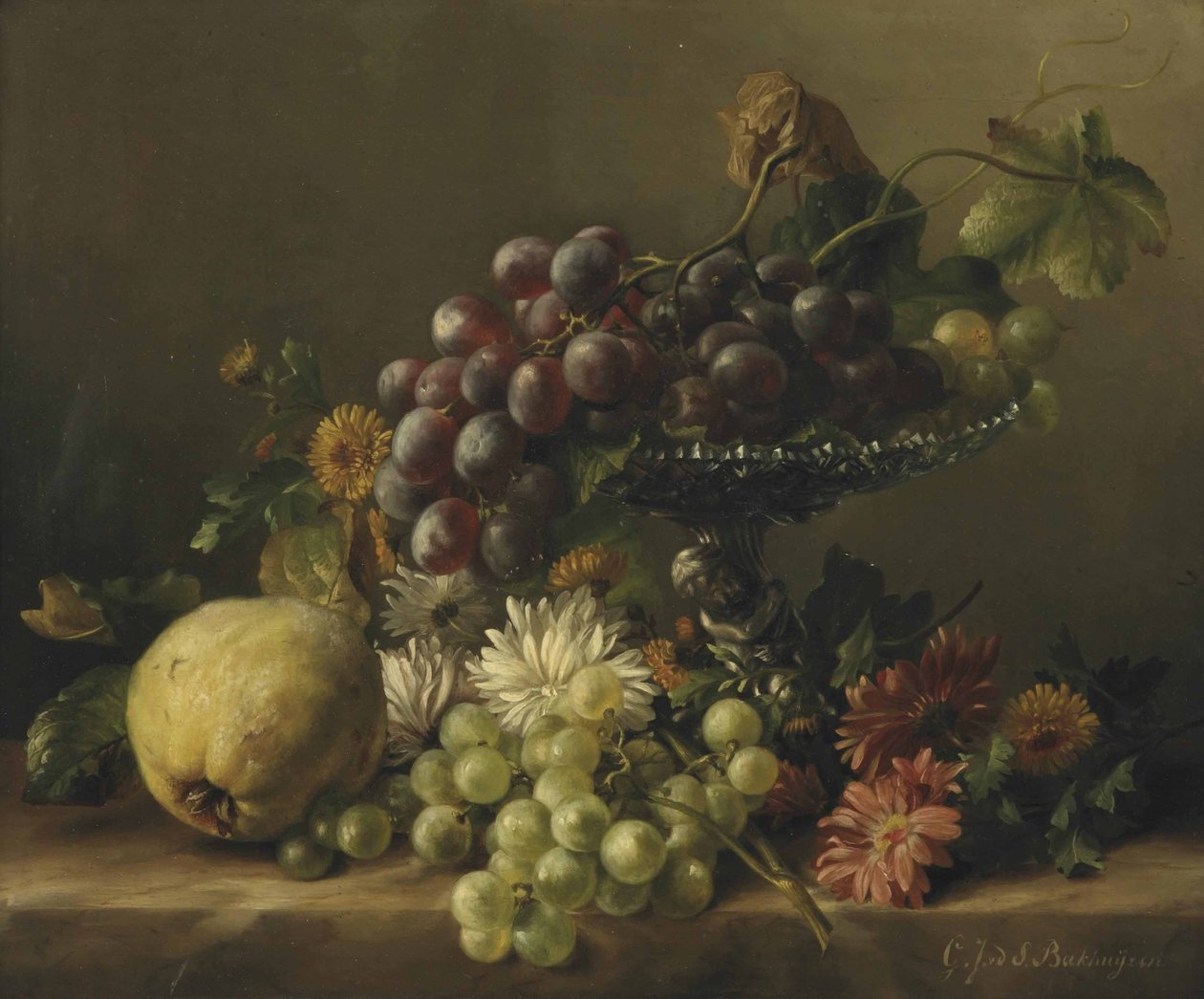 Una cotogna, denti di leone, margherite, dalie e un plateau con uva, tutto su un ripiano da Gerardina Jacoba van de Sande Bakhuyzen