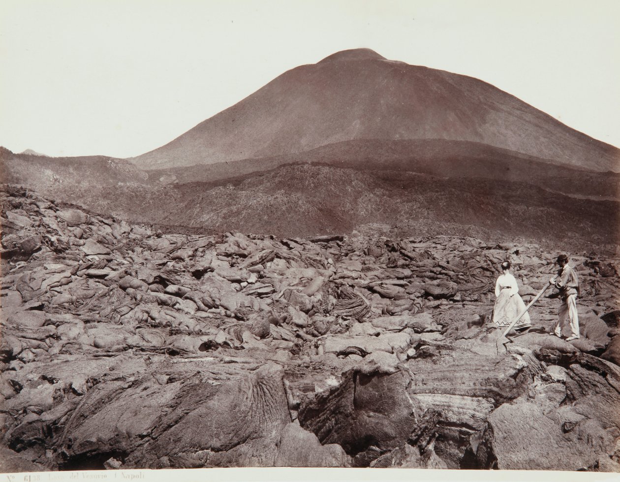 Passeggiata sulla lava del Vesuvio da Giorgio Sommer