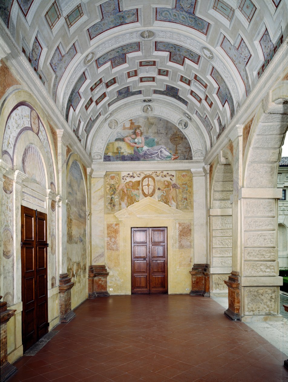 Loggia delle Muse con soffitto a cassettoni e lunetta con affresco di Castalia, ninfa d