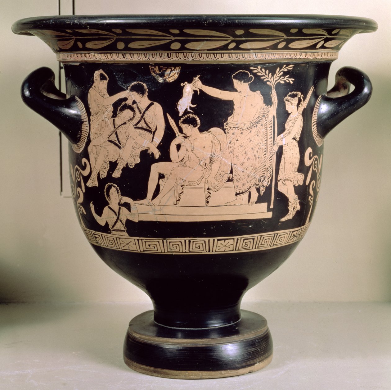Cratere a figure rosse attico che raffigura Oreste come supplice al santuario di Apollo a Delfi, attribuito al Pittore delle Eumenidi apule da Greek