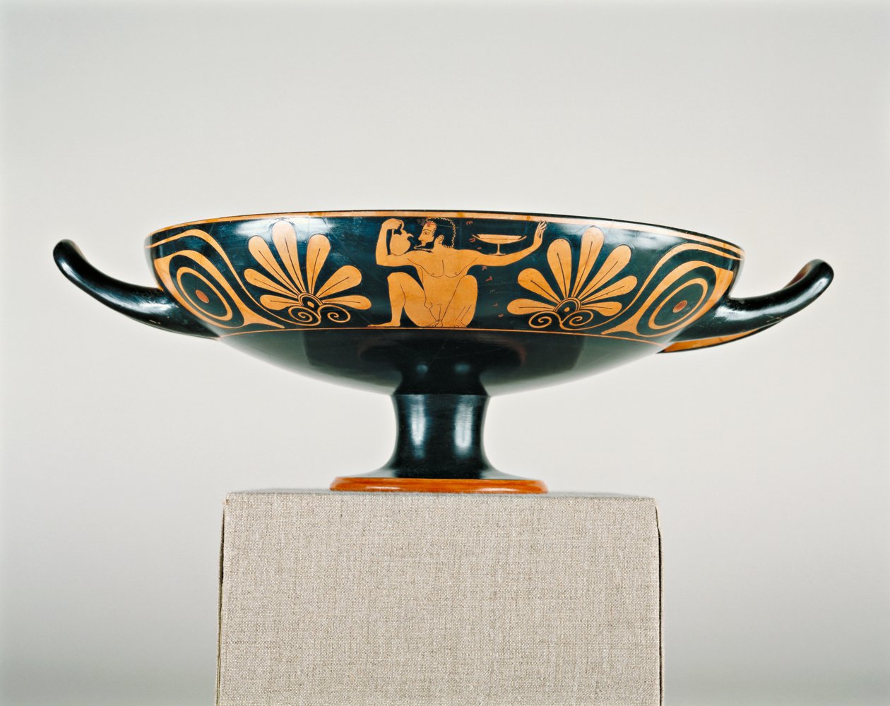 Kylix a figure rosse attiche, c.520-510 a.C. (terracotta con decorazione a slip) da Greek