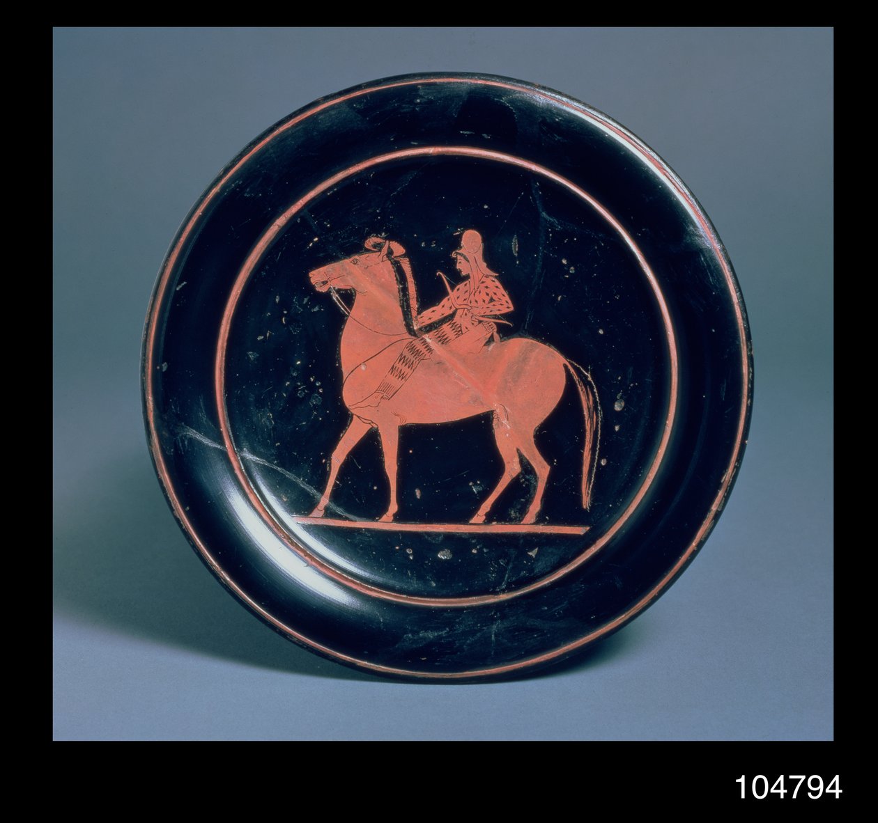 Piatto a figure rosse attiche decorato con un arciere a cavallo, di Paseas, da Chuisi, c.520-510 a.C. da Greek