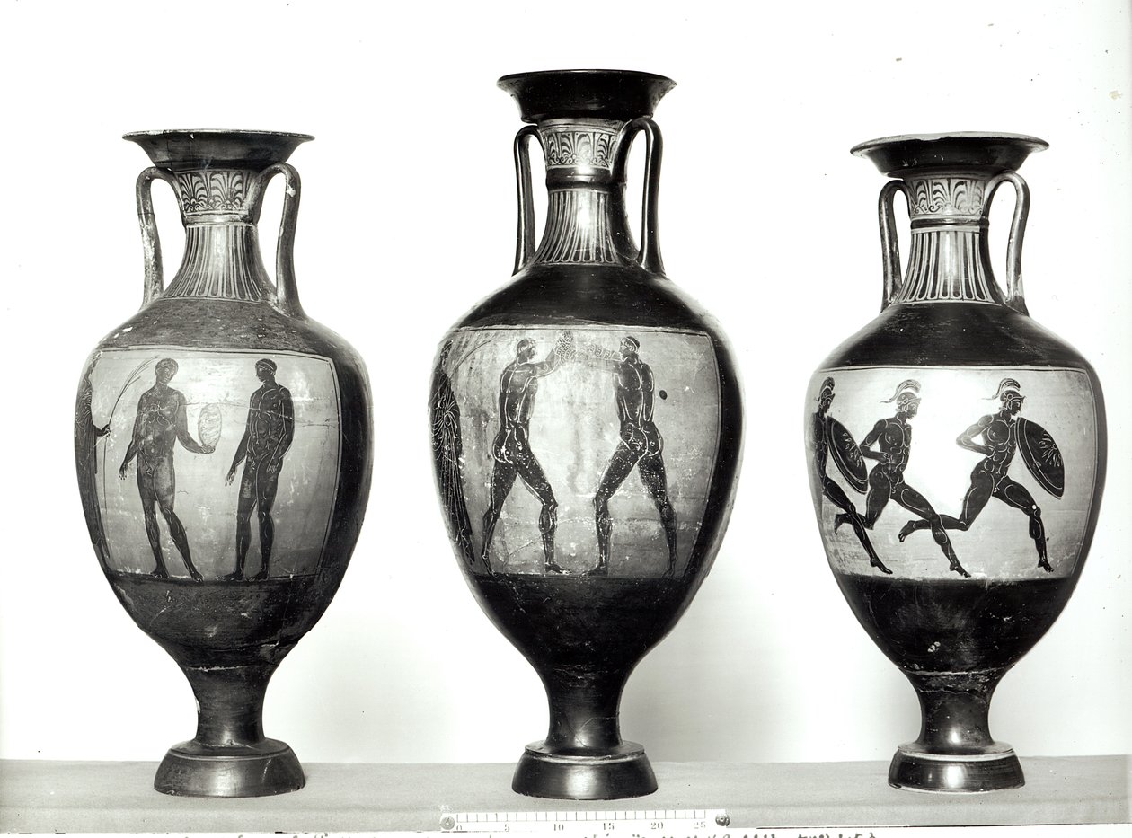 Tre anfore panatenaiche che raffigurano un atleta che riceve un trofeo, Pugili e Atleti, 580-520 a.C. (ceramica) da Greek