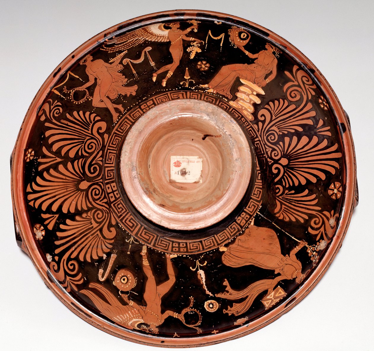 Patera con menade ed Eros (terracotta, 325-300 a.C.) da Greek