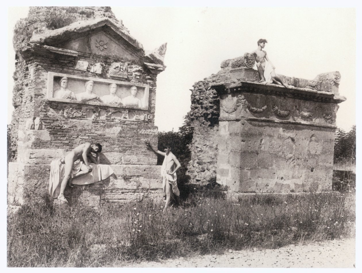Ragazzi tra le tombe (foto) da Guglielmo (1852 1930) Plüschow