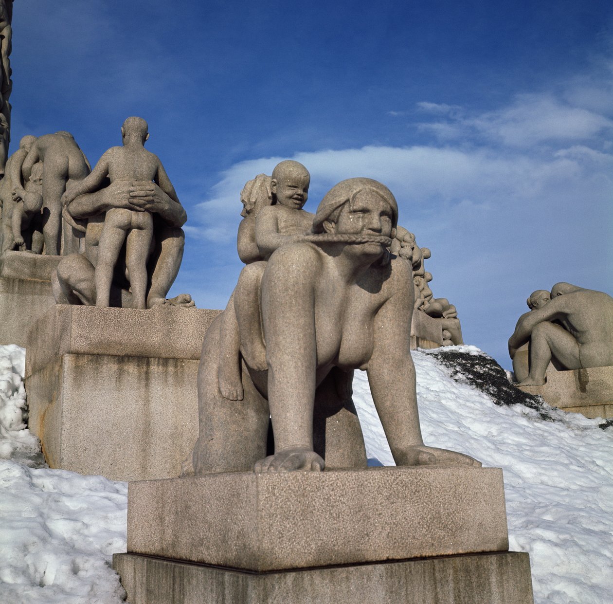Maternità, o Donna con due bambini sulla schiena da Gustav Vigeland
