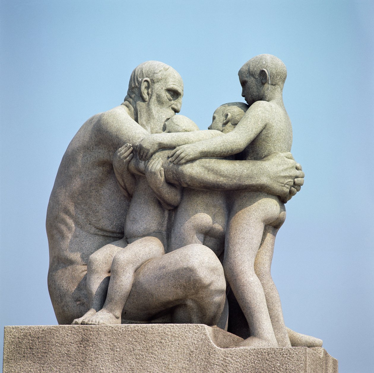 Vecchio che Abbraccia Quattro Giovani Ragazzi da Gustav Vigeland