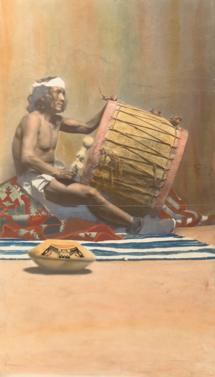 Musicista Hopi che suona il tamburo, n.d. da H. R. Robinson