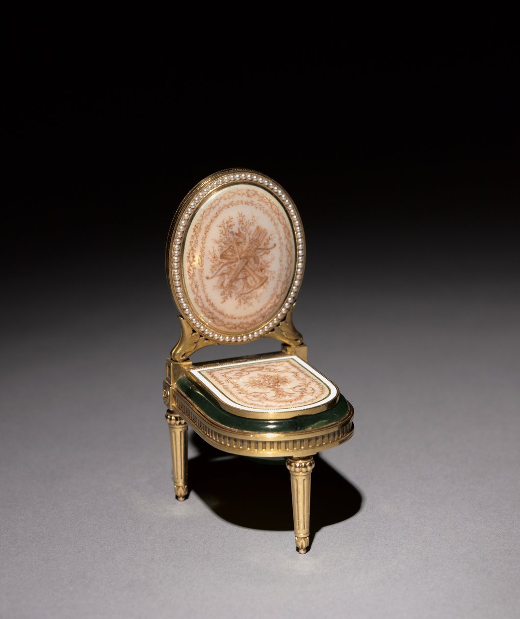 Bidet in miniatura, firmato da Peter Carl Fabergé da Henrik Immanuel Wigström
