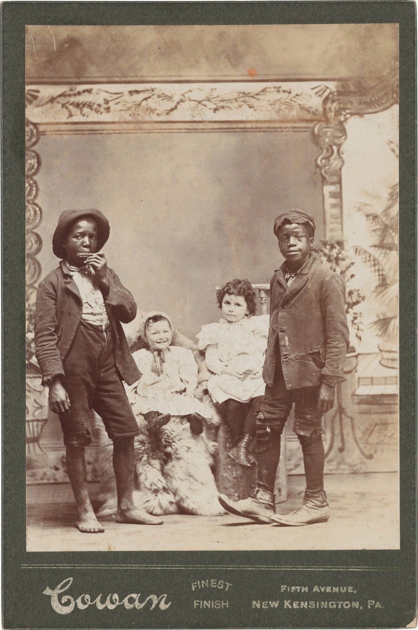 Ritratto di quattro bambini, c. 1890 (foto) da Henry Cowan