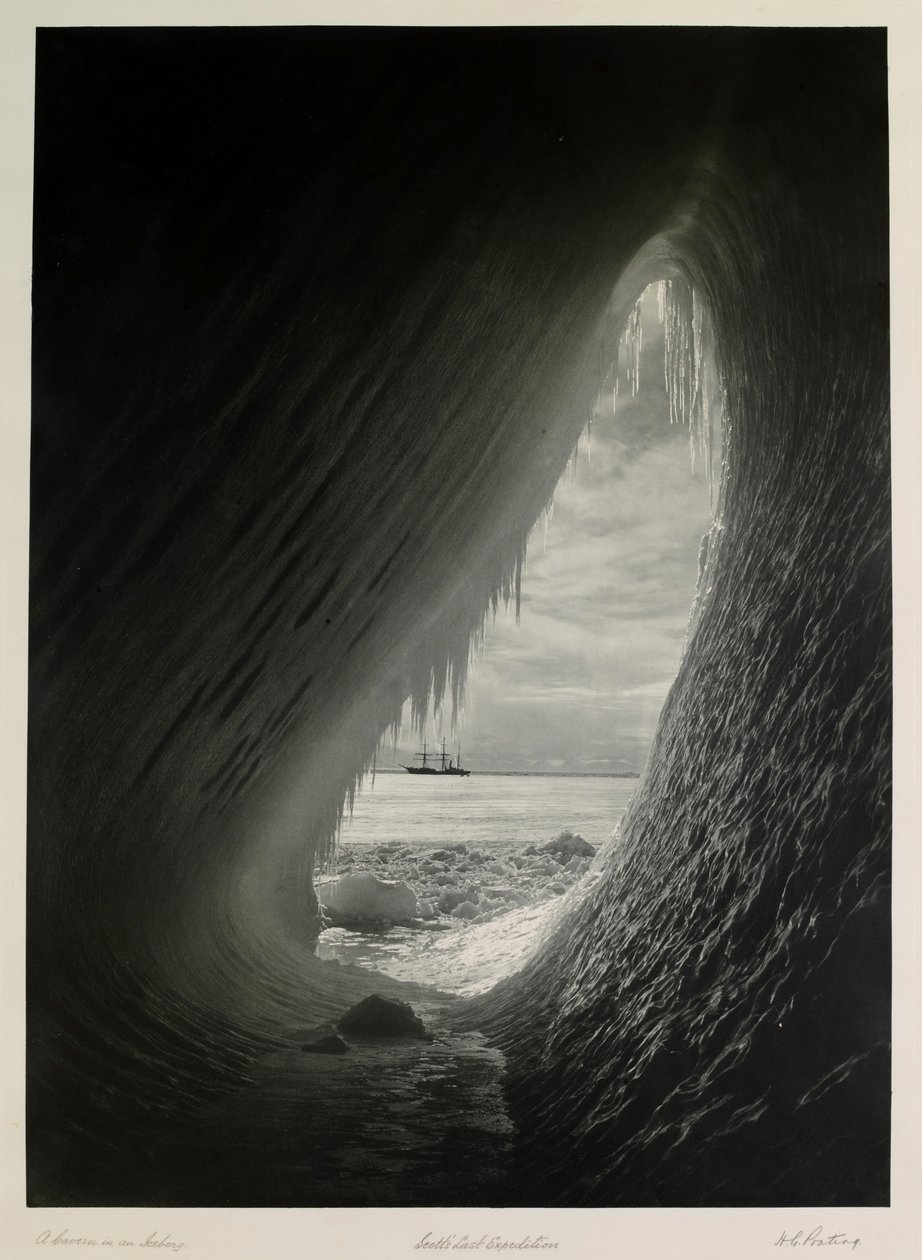 Una Caverna in un Iceberg; Ultima Spedizione di Scott, Spedizione Antartica Britannica da Herbert Ponting