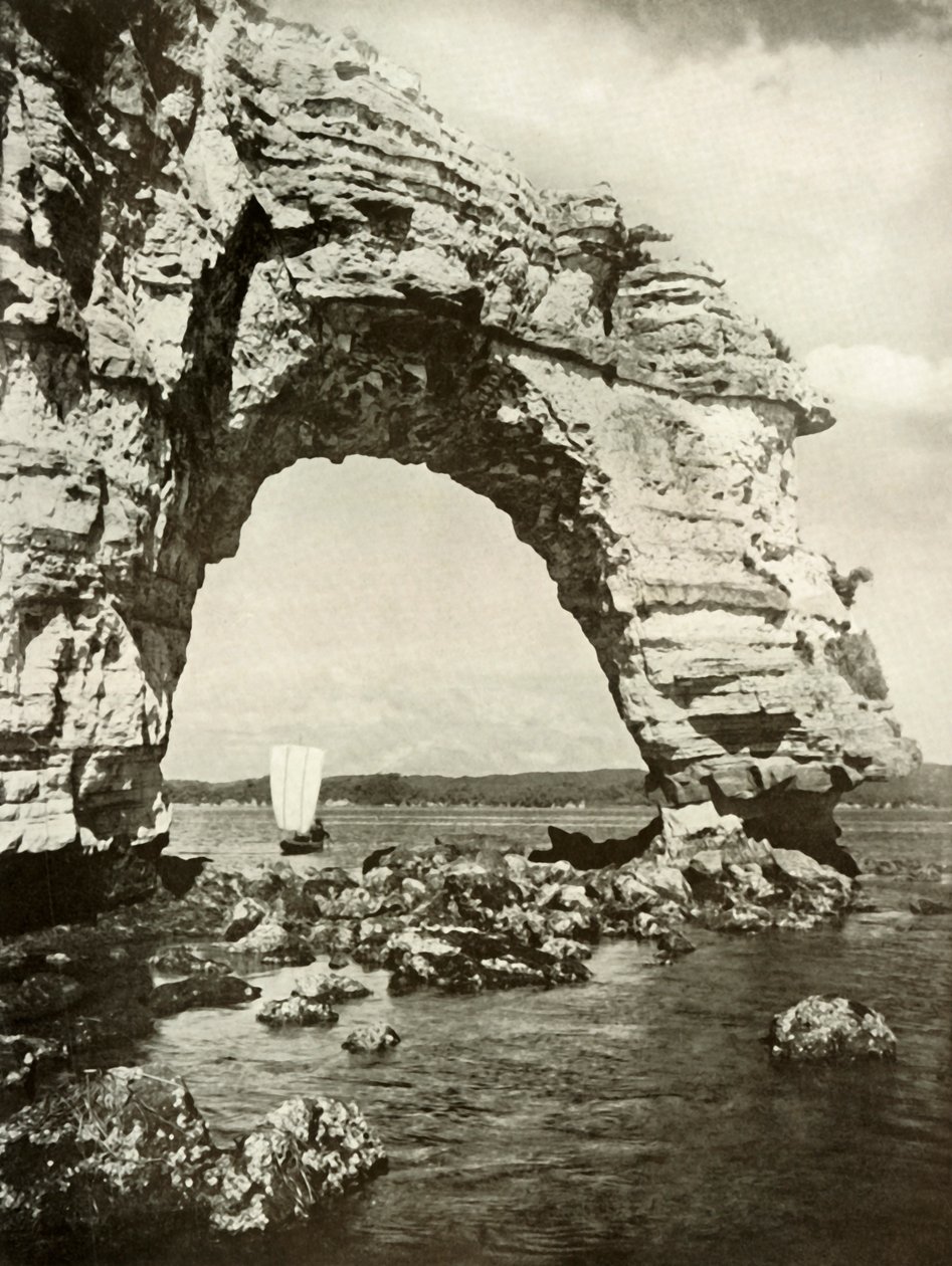 Un arco eroso dal mare a Matsushima, 1910 da Herbert Ponting