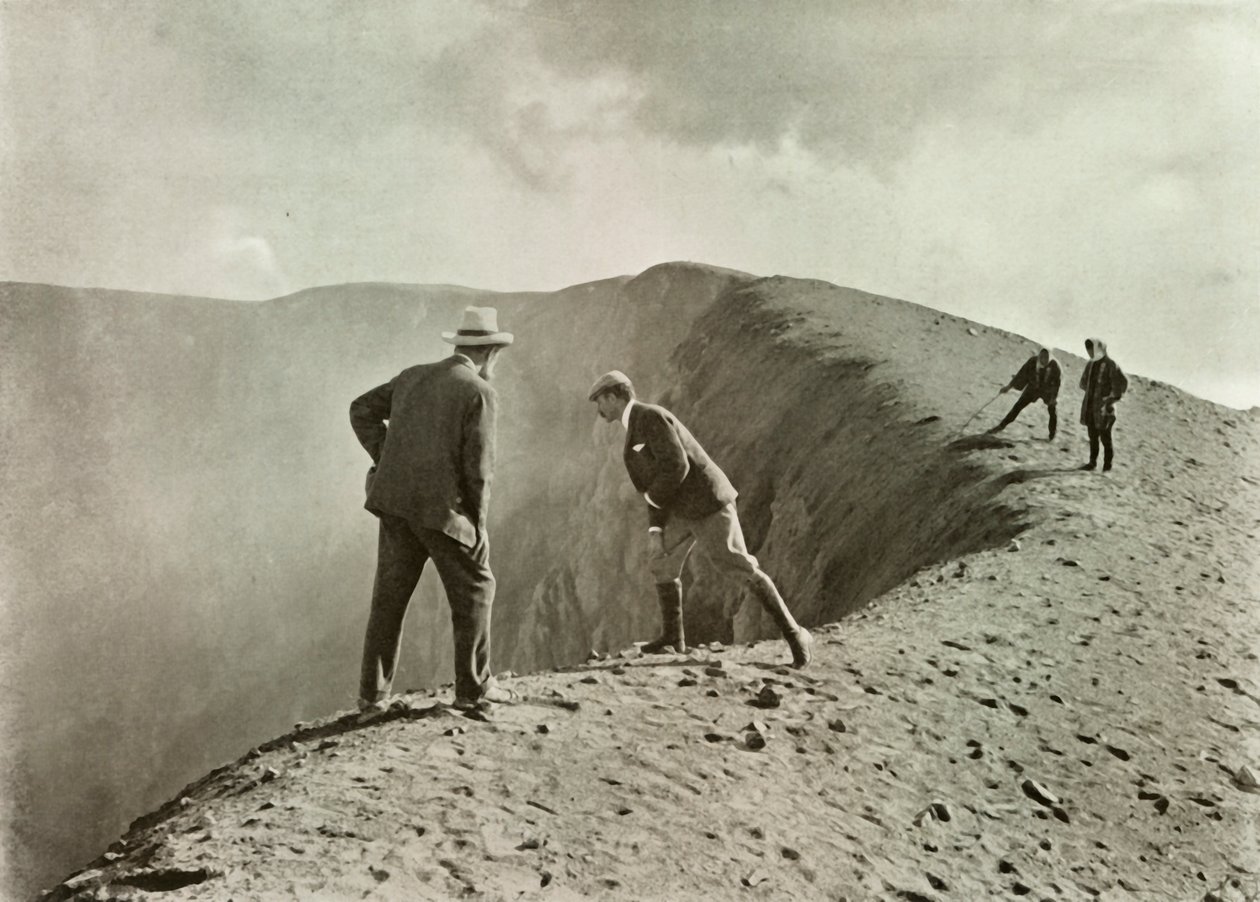 Al bordo del cratere, Asama-Yama, 1910 da Herbert Ponting