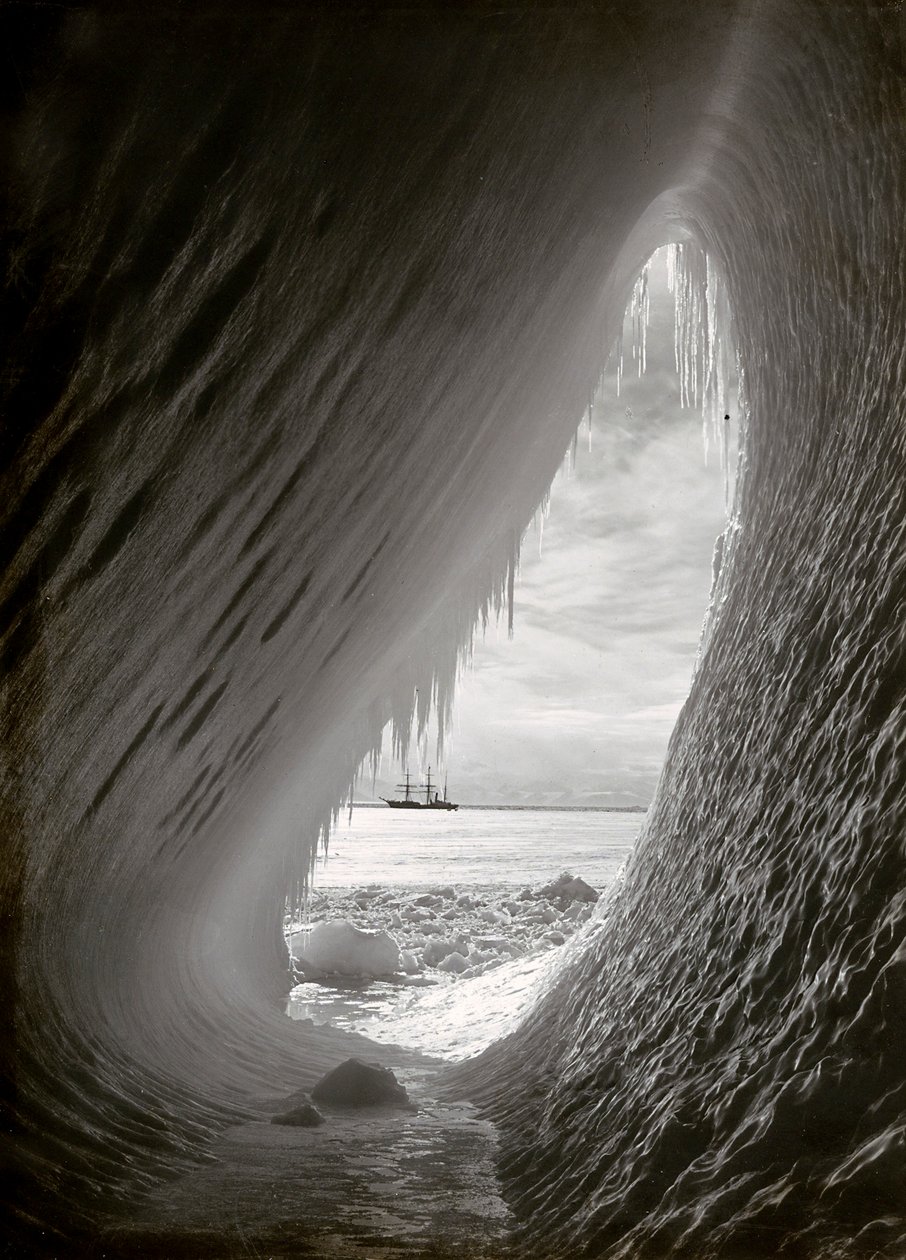 Grotta scavata nel ghiaccio da Herbert Ponting