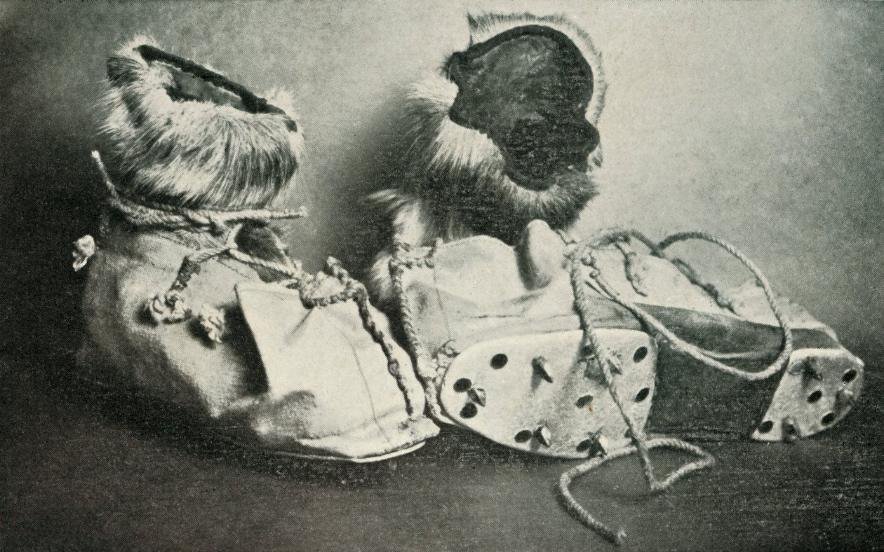 Finnesko con ramponi, c. 1910-1913, 1913 da Herbert Ponting