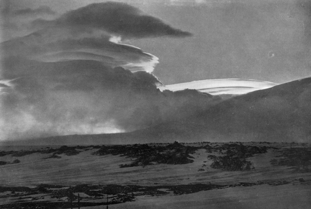 Nuvole a forma di balena sopra il Monte Erebus da Herbert Ponting