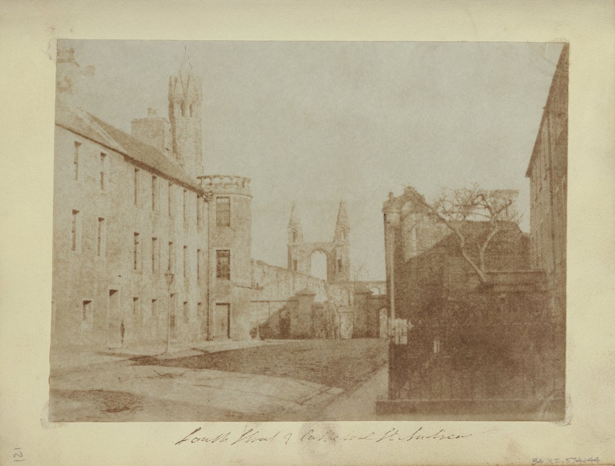 La parte orientale di South Street, St. Andrews, con le rovine della cattedrale in lontananza da Hill and Adamson