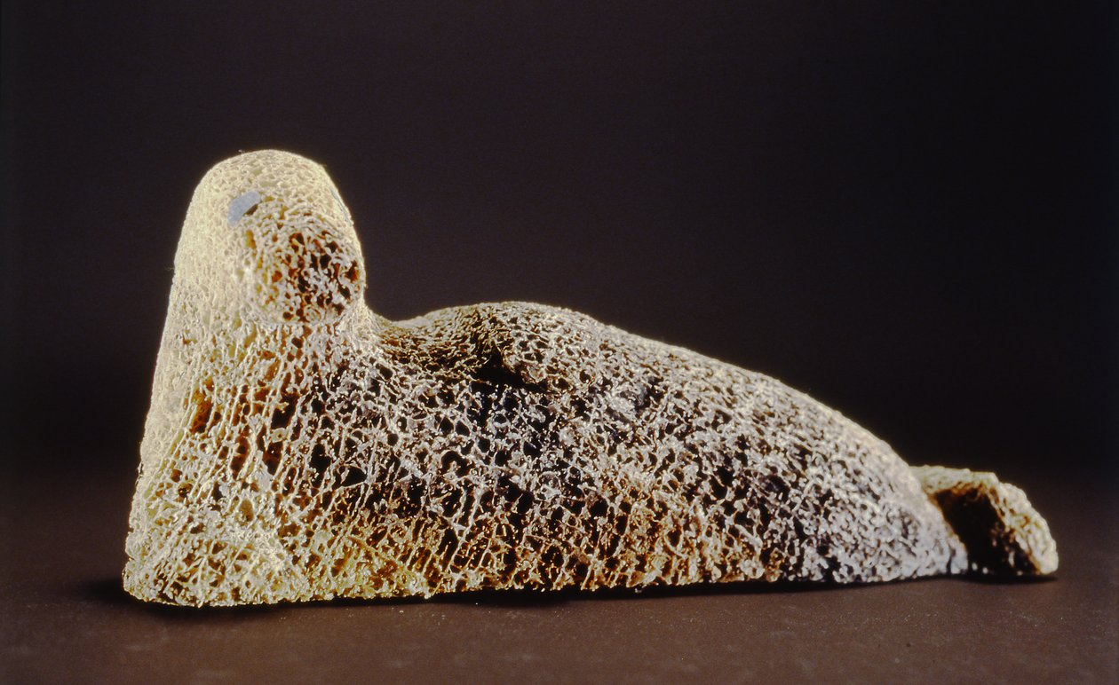 Foca, da Cape Dorset (osso di balena) da Inuit School