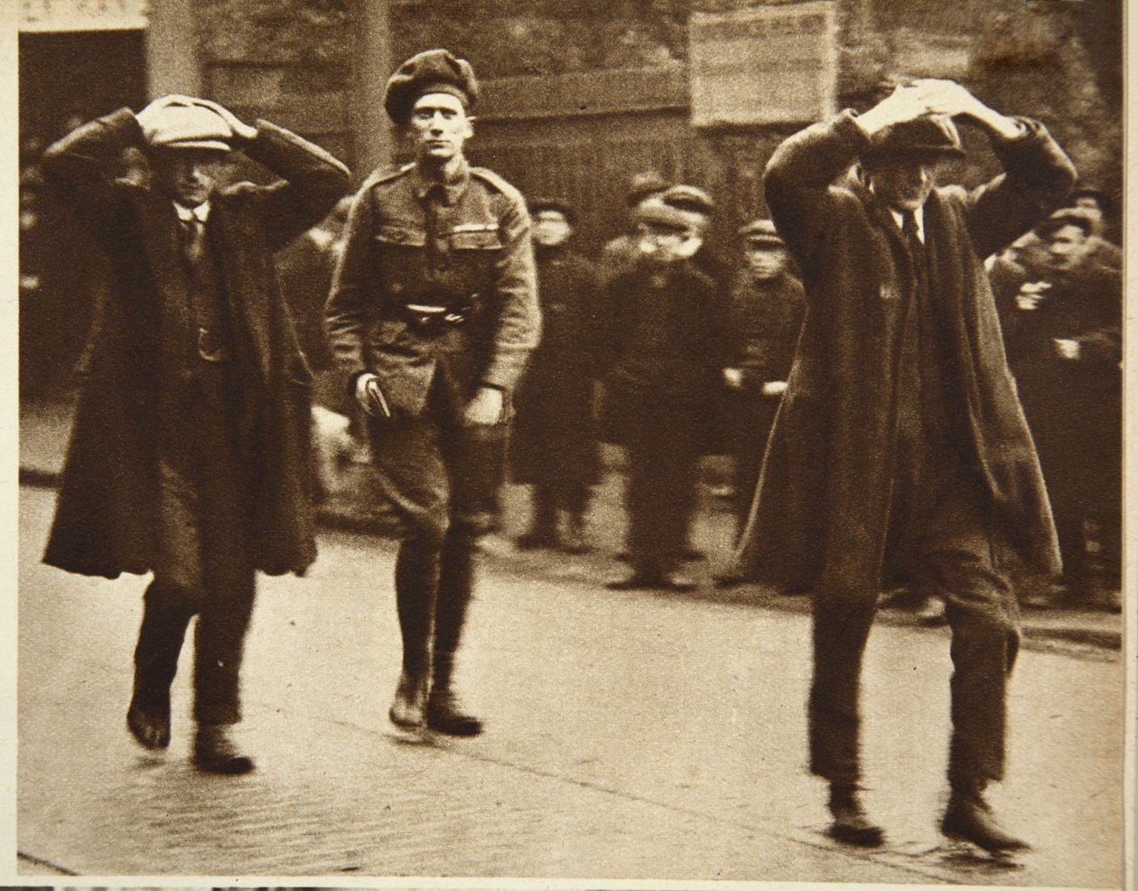 Due membri del Sinn Féin arrestati dalle truppe britanniche durante un raid negli uffici del Ministero del Lavoro a Dublino, 1920 da Irish Photographer