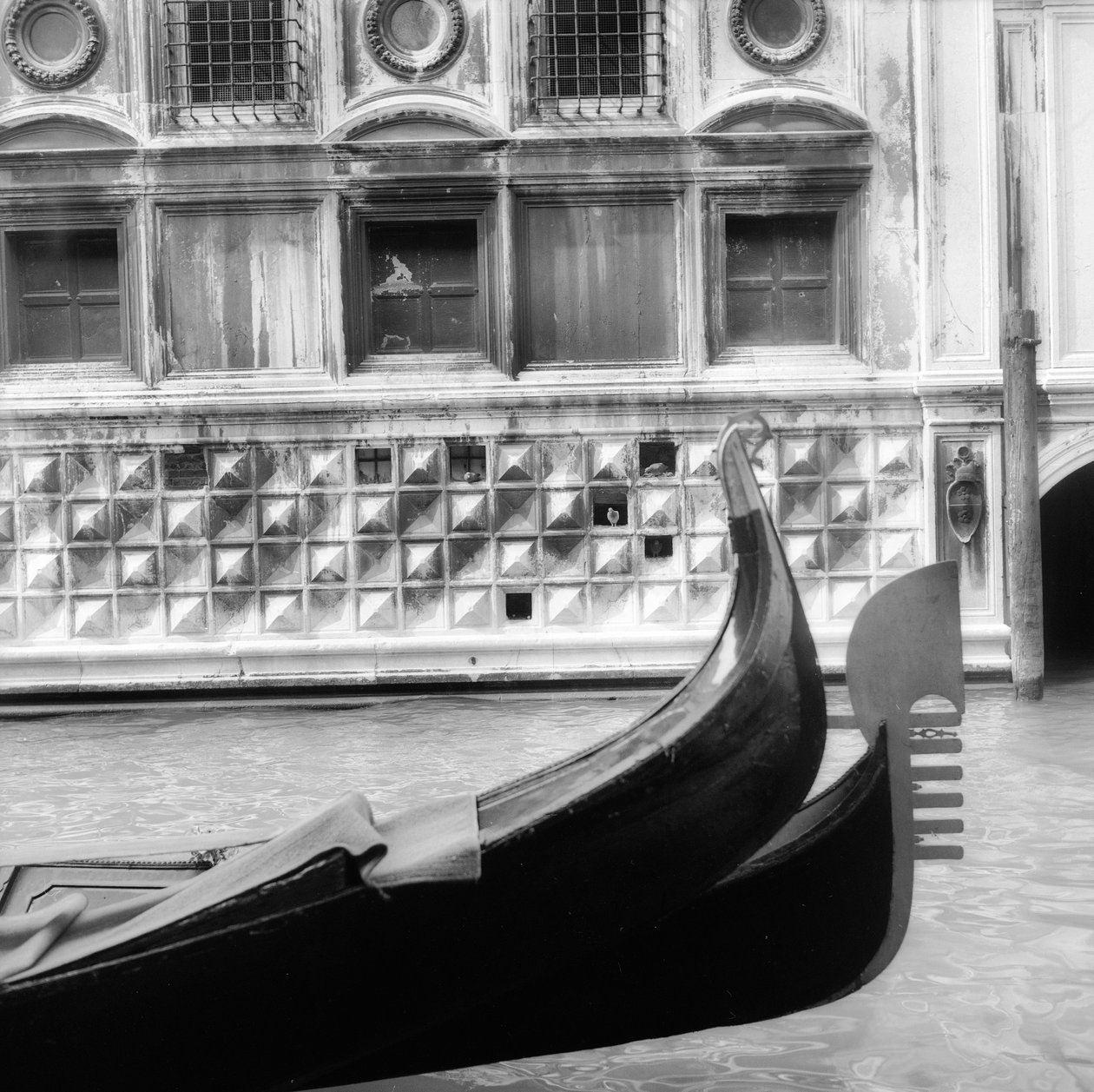 Gondola a gradini in un canale veneziano da Italian Photographer