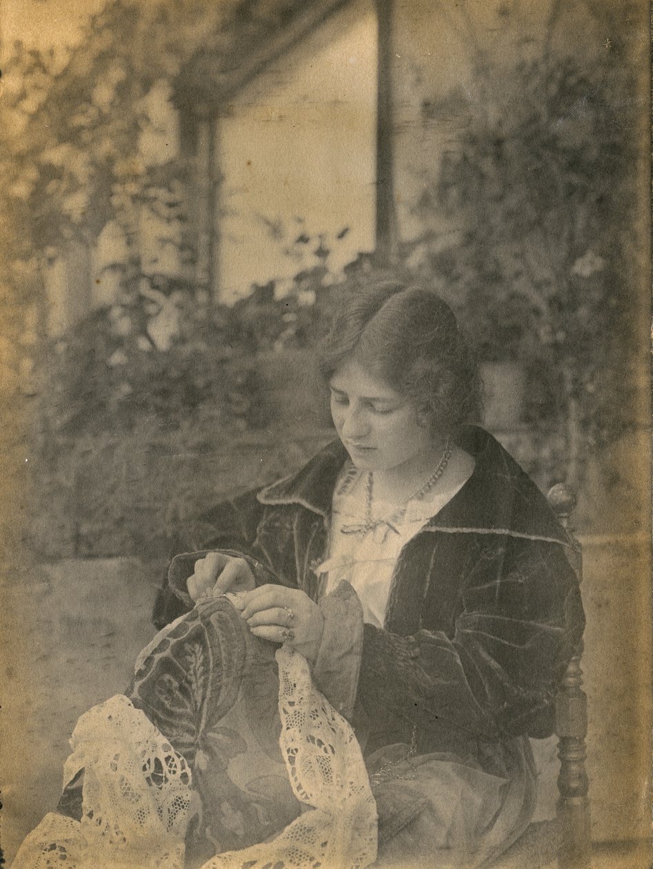 Donna che cuce un vestito di pizzo, Italia, ca 1910 da Italian Photographer