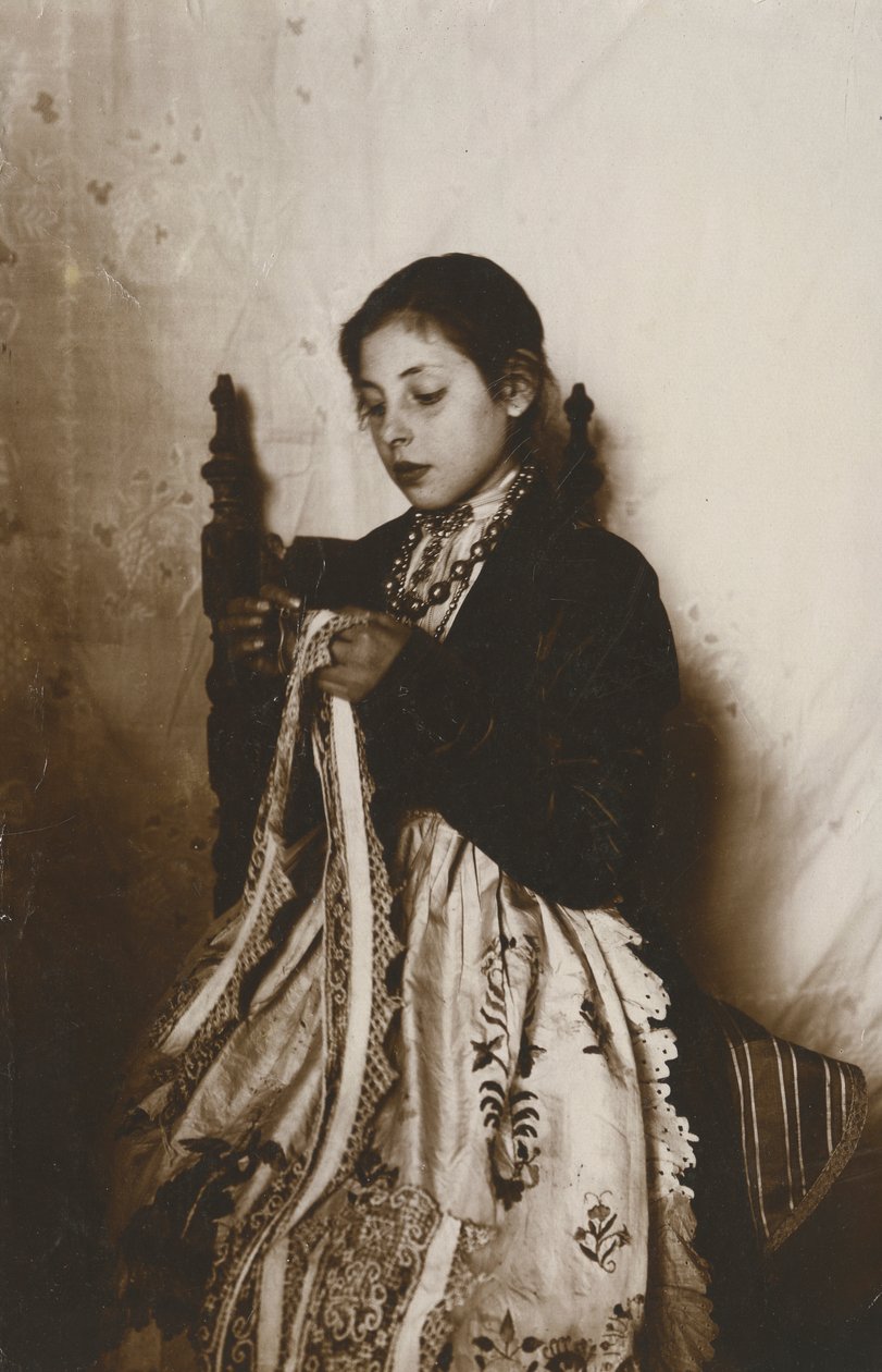 Giovane donna che cuce, Toscana, Italia, 1910 ca. da Italian Photographer